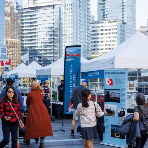 Personnes marchant sur Canada Place lors d'un événement