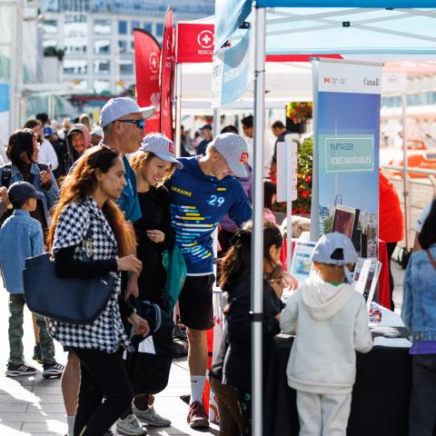 Les gens se promènent le long de la promenade pendant la journée du port