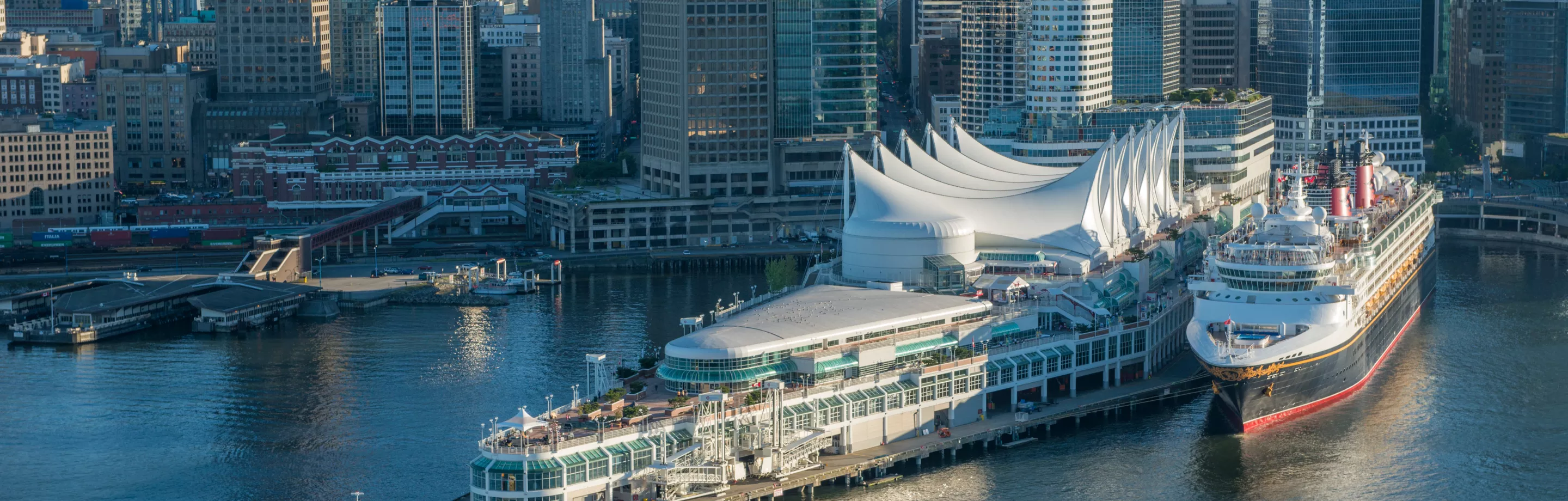 Vue aérienne de Canada Place et d'un bateau de croisière