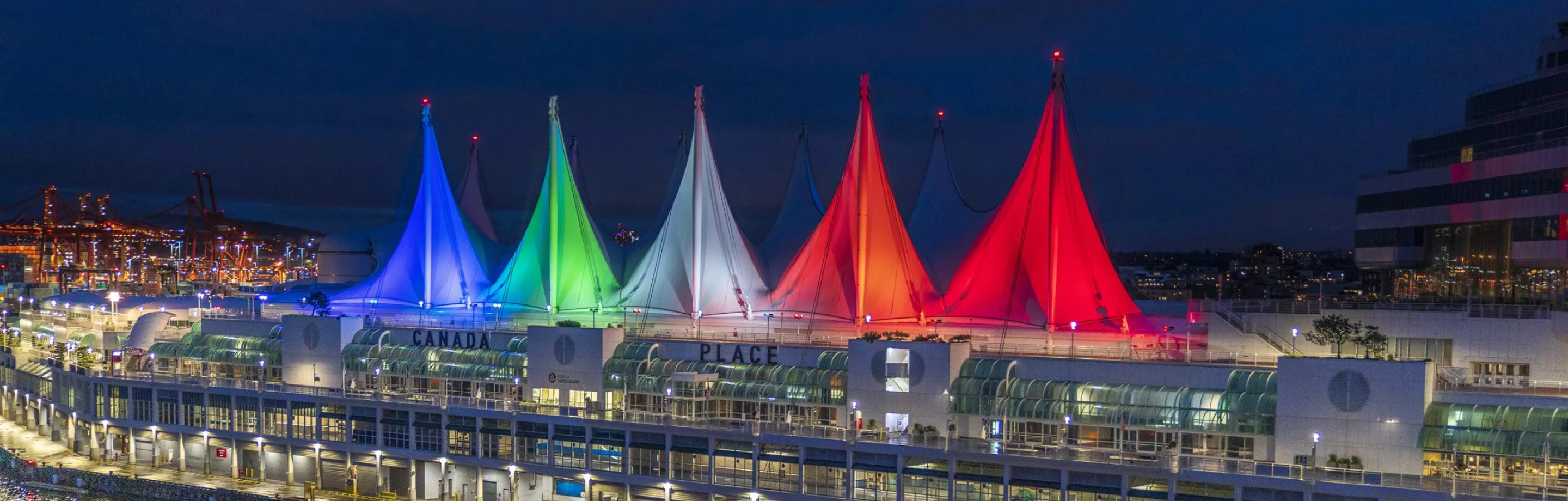 Photo des voiles de Canada Place illuminées de multiples couleurs