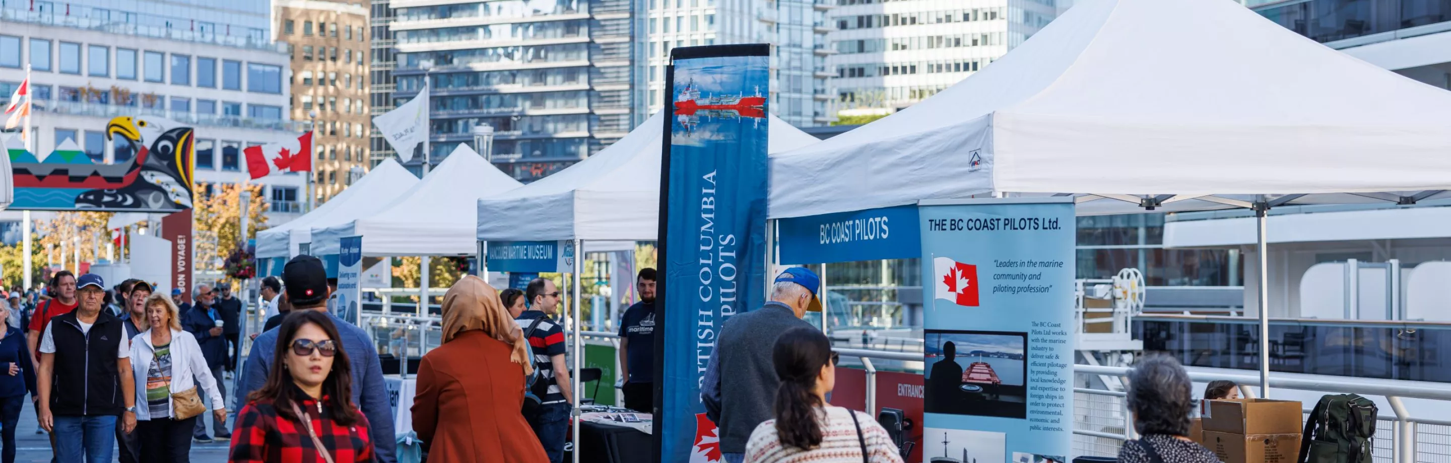 Personnes marchant sur Canada Place lors d'un événement