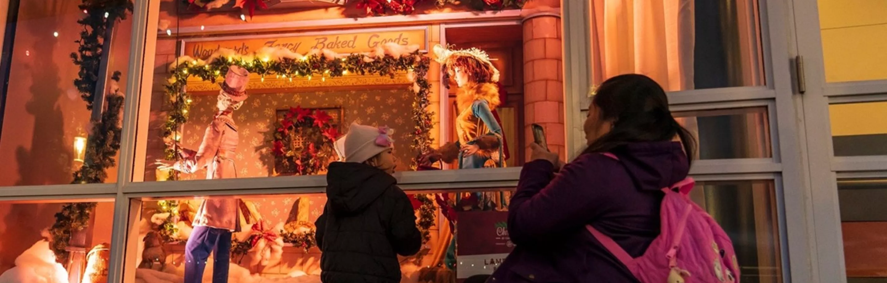 Enfant et mère devant les fenêtres de Woodwards à Canada Place