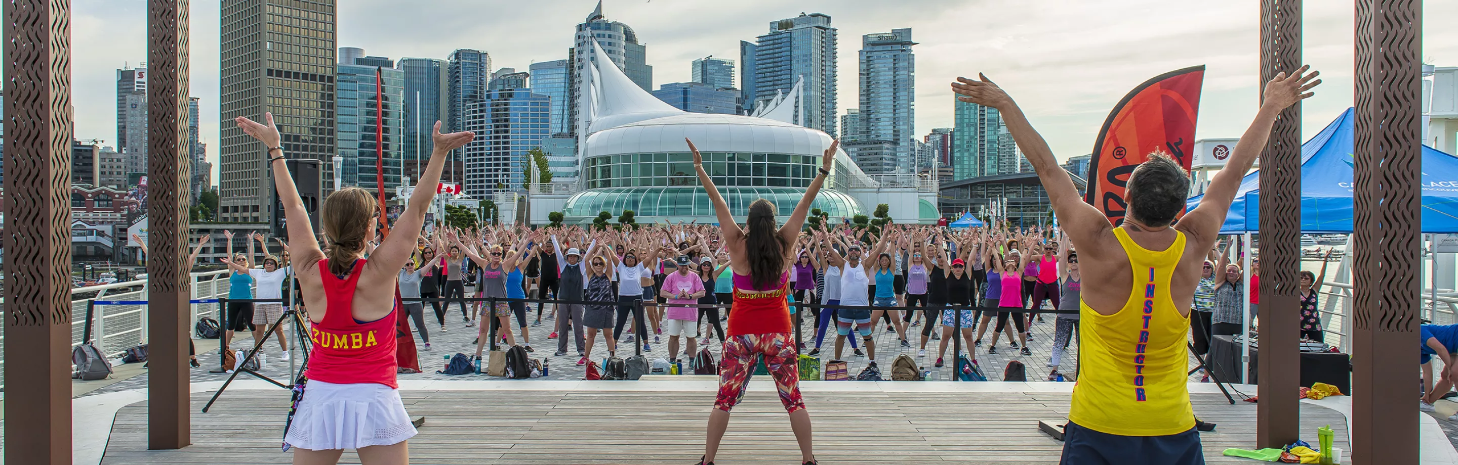 Personnes faisant de la Zumba à Canada Place