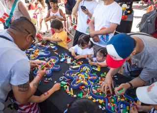 Les gens construisent des lego dans la zone pour enfants