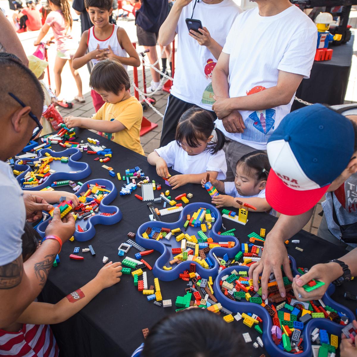 Les gens construisent des lego dans la zone pour enfants