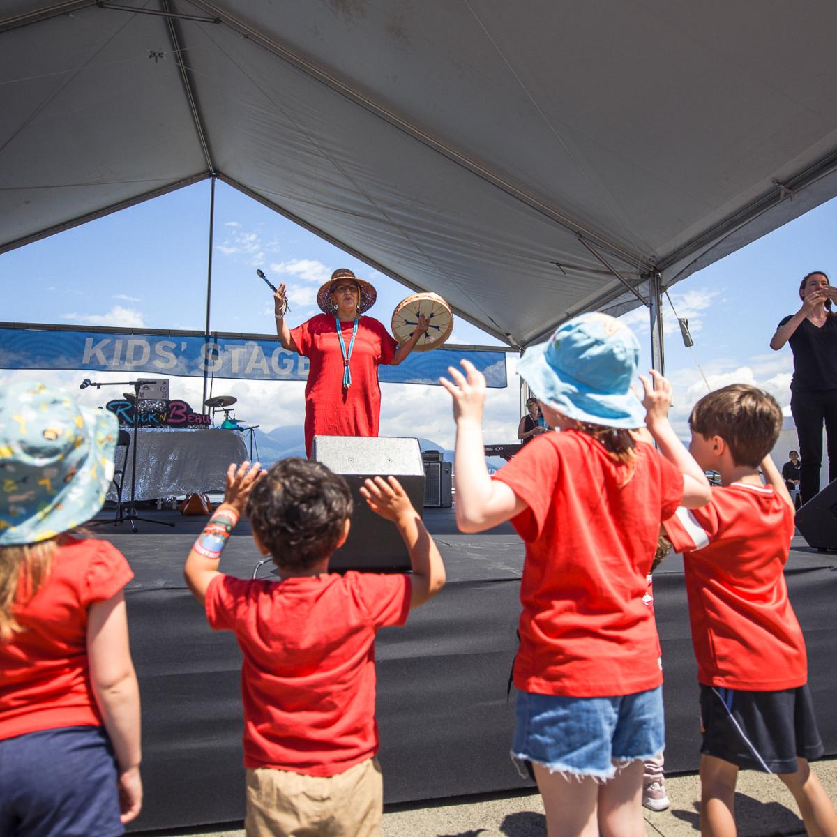 Interprète sur la scène des enfants