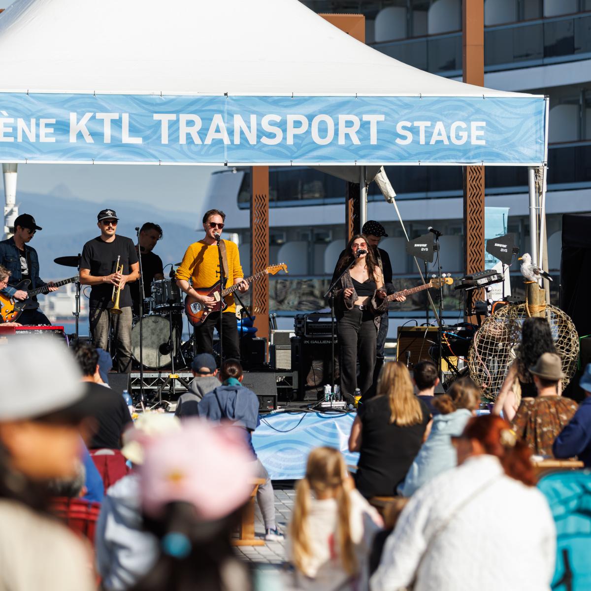 Les Wooden Horsemen se produisent sur la scène de KTL Transports, sur la pointe nord de Canada Place.